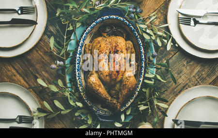 Flachbild-lay von Ganzen gebratene Hähnchen in Fach für Weihnachten Feier Stockfoto