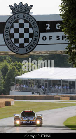 Le Mans Silk Cut Jaguar XJR-9LM in Goodwood Festival der Geschwindigkeit. Sport Prototyp Rennwagen unter Goodwood Brücke. World Sports Prototype Championship Stockfoto