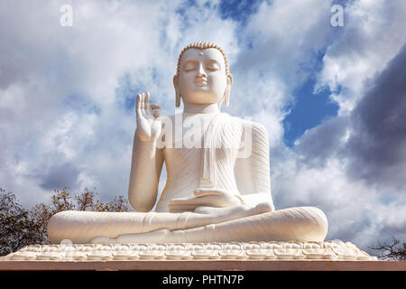 Die große Statue des Buddha auf dem heiligen Berg von Mihintale in Sri Lanka Stockfoto