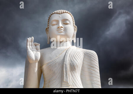 Die große Statue des Buddha auf dem heiligen Berg von Mihintale in Sri Lanka Stockfoto