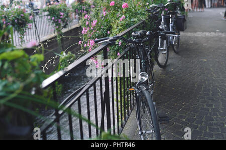 Fahrräder in der Straße neben dem Kanal geparkt Stockfoto