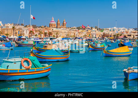 Bunte Boote im Hafen von Marsaxlokk Malta im Frühjahr Stockfoto