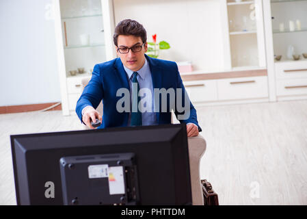 Businesman Fernsehen im Büro Stockfoto