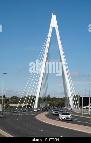 Verkehr der Überquerung des Flusses mit dem neuen nördlichen Turm Brücke tragen, Sunderland, England, Großbritannien Stockfoto