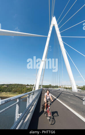 Ältere Frau Radfahren über den neuen Fluss Wear überqueren, der nördliche Turm Brücke, Sunderland, England, Großbritannien Stockfoto