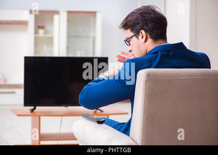 Businesman Fernsehen im Büro Stockfoto