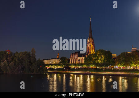 Main. Damm und Kirche "Drei Könige". Frankfurt am Main, Deutschland. Nachtansicht Stockfoto