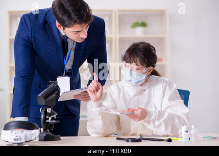 Sachverständigen Diplomkriminalist Ing. im Labor arbeiten für Beweise Stockfoto