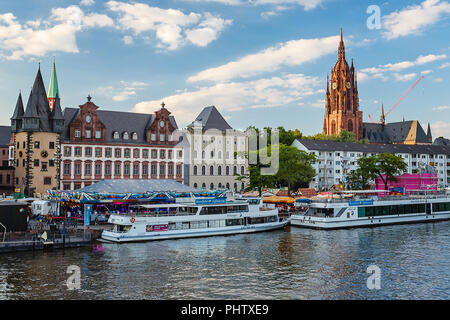 FRANKFURT AM MAIN, Deutschland - 07 August 2017: das Ufer des Mains und auf dem Hintergrund der Altstadt in Frankfurt am Main. Stockfoto