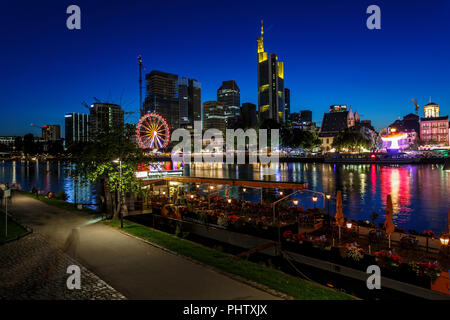 FRANKFURT AM MAIN, Deutschland - 07 August 2017: Frankfurt am Main - die Hauptstadt der Bundesrepublik Deutschland in der Nacht. Blick auf den beleuchteten Wolkenkratzer Stockfoto