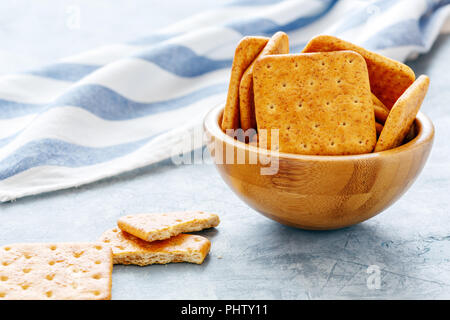 Cracker mit Kleie in eine hölzerne Schüssel. Stockfoto