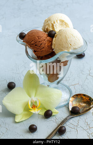 Handwerkliche Vanille und Schokolade Eis in ein Glas Vase. Stockfoto