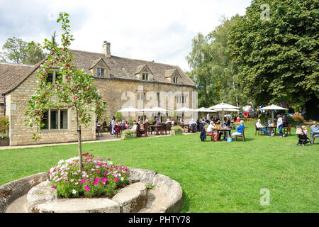 Garten Terrasse an der Schlachtungen Country Inn, Lower Slaughter, Gloucestershire, England, Vereinigtes Königreich Stockfoto