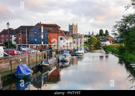 Blick auf die Stadt und die Abtei von der Rückseite der Avon bei Sonnenuntergang, Stroud, Gloucestershire, England, Vereinigtes Königreich Stockfoto