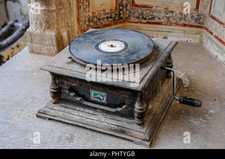 Eine alte des frühen 20. Jahrhunderts, Gramophone auf Anzeige in einer Rajasthan Haveli Stockfoto