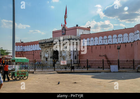 Blick auf die Fassade des Karni Mata Tempel als Tempel der Ratten bekannt Stockfoto