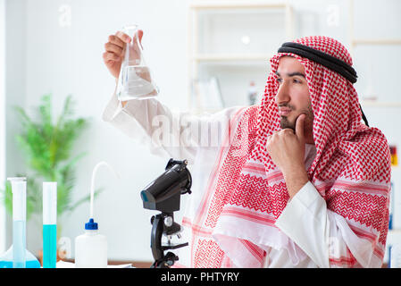 Arabische Chemiker Prüfung der Qualität von Trinkwasser Stockfoto