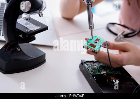 Techniker Reparieren der kaputten Festplatte Stockfoto