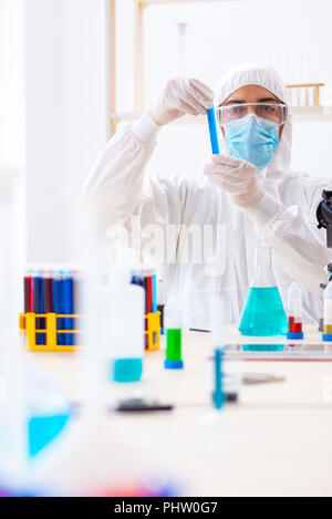 Junge Chemiker im Labor arbeiten an Chemikalien Stockfoto