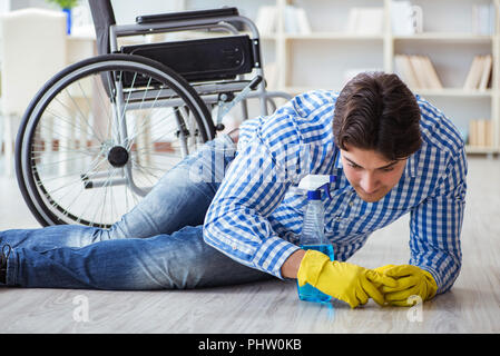 Behinderte Menschen im Rollstuhl Reinigung home Stockfoto