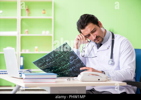 Arzt Radiologe an x-ray im Krankenhaus Scan Stockfoto