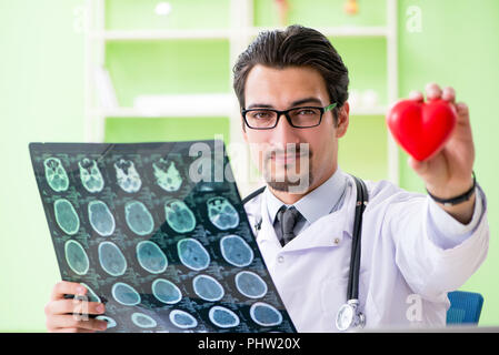 Arzt Radiologe an x-ray im Krankenhaus Scan Stockfoto