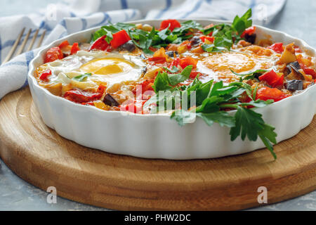 Hausgemachte würzige Shakshuka mit Eiern. Stockfoto