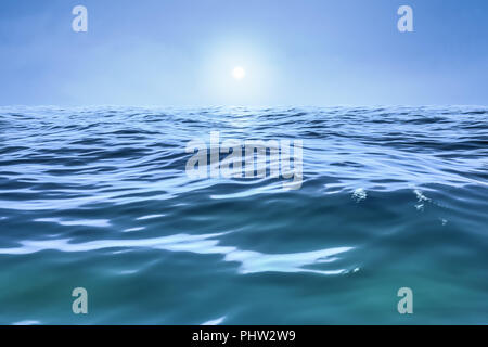 Ein blaues Meer mit Sonne über den Horizont Stockfoto