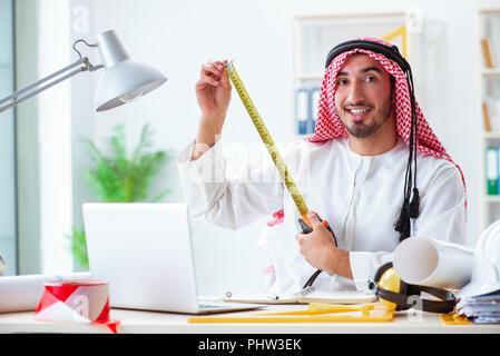 Arabische Engineer, der an neues Projekt Stockfoto