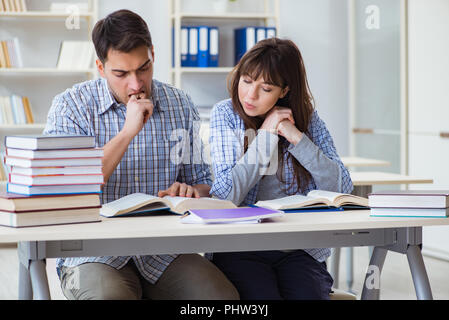 Die Schüler sitzen und Studieren in Klassenzimmer college Stockfoto