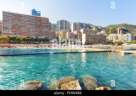 Der öffentliche Strand von Monaco im Sommer Stockfoto