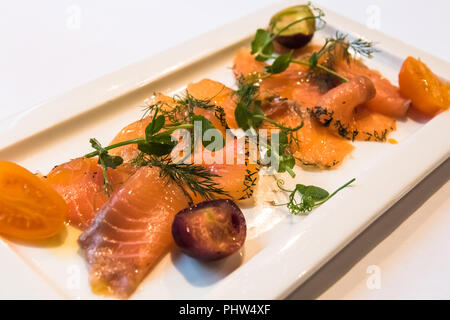 Eine Platte mit Graved Lachs, skandinavischen geräucherter Lachs. Stockfoto