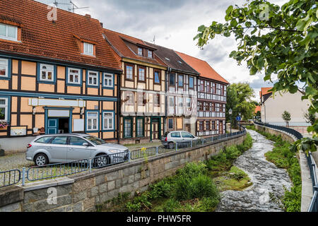 Ein paar alte Fachwerkhäuser am Ufer eines kleinen Flusses in einer kleinen Stadt in Deutschland Stockfoto