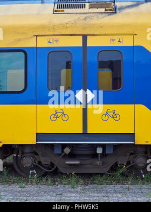 Nahaufnahme Detail der Schiebetüren und die zugehörigen Sicherheitsmarkierungen auf alten städtischen Niederländische Eisenbahn Fahrgasträume am Container Terminal gespeichert Stockfoto