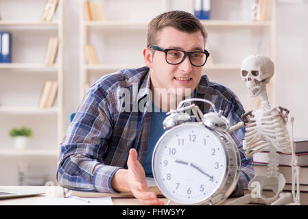 Student und Skelett Vorbereitung auf Schule Prüfungen Stockfoto