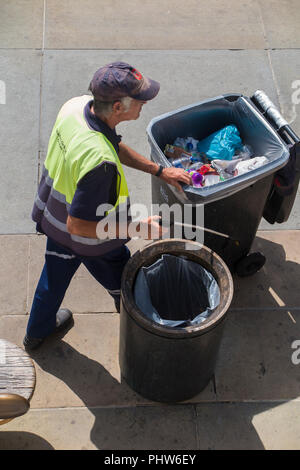 Ein RAT-Arbeiter leert den Mülleimer auf dem Trafalgar Square, London Stockfoto