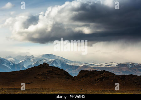 Landschaft der Berge in der westlichen Mongolei. Stockfoto