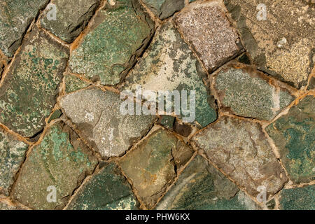 Stein Wand als Hintergrund oder Textur. Ein Beispiel von Mauerwerk als Verkleidung von Außenwänden. Stockfoto