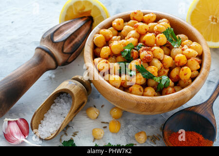 Schüssel mit würzige Kichererbsen. Stockfoto