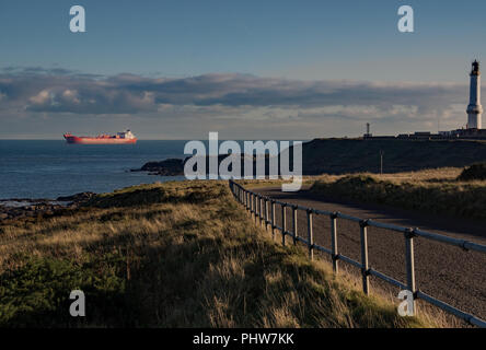 Ein Stena Teekay Schiff am Eingang zum Hafen Aberdeen in Schottland verankert, mit dem Gürtel Ness lighthouse schauen. Stockfoto