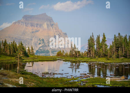 Eine herrliche Aussicht auf die Berge im Glacier National Park Stockfoto