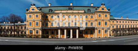 Ein großes gelbes Gebäude der Menschikow-palast mit Vasen und Kronen auf ein grünes Dach mit Windows in verschiedenen Formen und Größen auf der Universität Emb Stockfoto