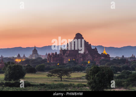 Sonnenuntergang über Bagan Stockfoto