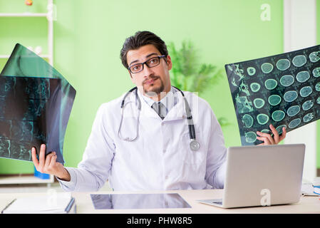 Arzt Radiologe an x-ray im Krankenhaus Scan Stockfoto