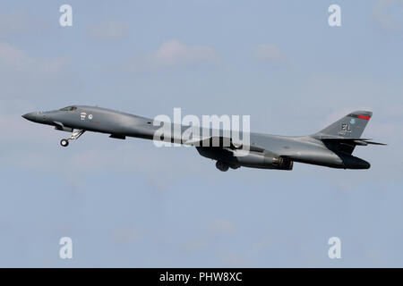 Rockwell B-1 B Lancer aus dem 34th Bomb Squadron in Ellsworth AFB, South Dakota klettern aus RAF Mildenhall, Suffolk nach einem kurzen Tankstopp. Stockfoto