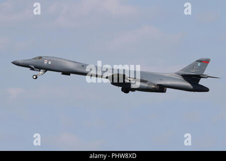 Rockwell B-1 B Lancer aus dem 34th Bomb Squadron in Ellsworth AFB, South Dakota klettern aus RAF Mildenhall, Suffolk nach einem kurzen Tankstopp. Stockfoto