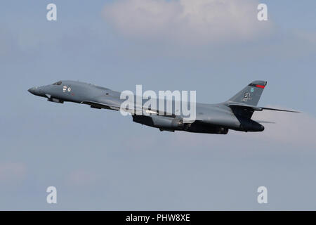 Rockwell B-1 B Lancer aus dem 34th Bomb Squadron in Ellsworth AFB, South Dakota klettern aus RAF Mildenhall, Suffolk nach einem kurzen Tankstopp. Stockfoto