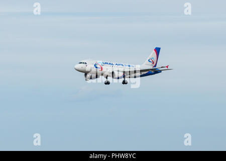 Sankt Petersburg, Russland - 09 April, 2017: fliegt der Airbus A 319-112 (VP-BTF) Fluggesellschaft "Ural Airlines" Stockfoto