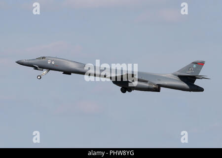 Rockwell B-1 B Lancer aus dem 34th Bomb Squadron in Ellsworth AFB, South Dakota klettern aus RAF Mildenhall, Suffolk nach einem kurzen Tankstopp. Stockfoto
