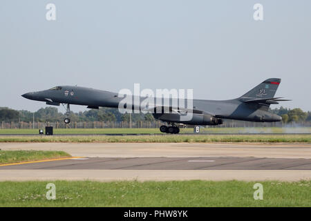 Rockwell B-1 B Lancer aus dem 34th Bomb Squadron in Ellsworth AFB, South Dakota Landung am RAF Mildenhall, Suffolk für eine kurze Kraftstoff. stoppen. Stockfoto